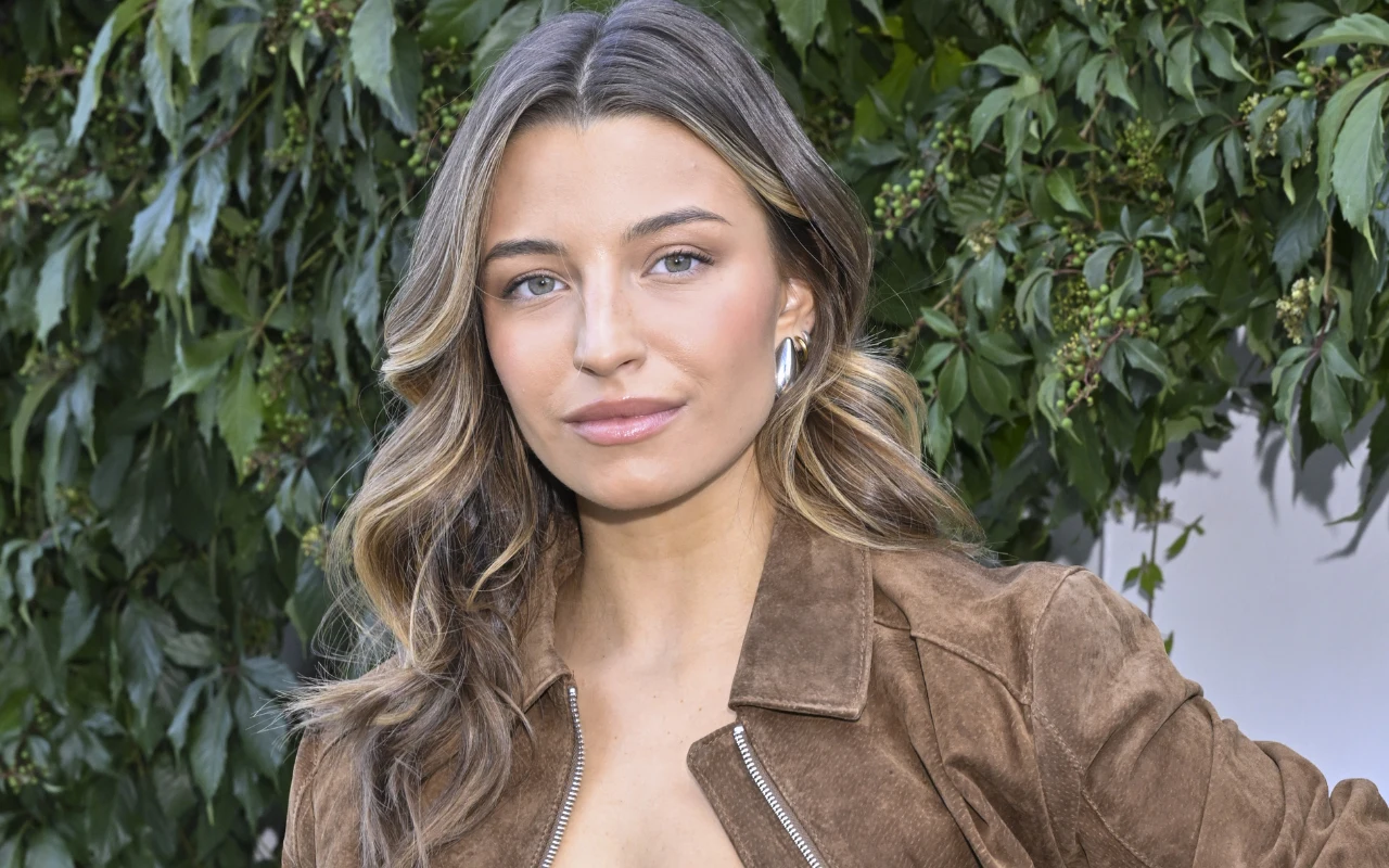 Julia Wieniawa w najmodniejszej kurtce tego sezonu 