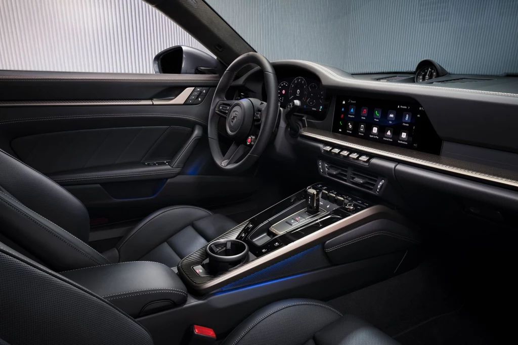 Wewnątrz Porsche 911 Turbo S charakteryzuje się m.in. akcentami w kolorze Turbonite. Wnętrze luksusowego samochodu sportowego z nowoczesną deską rozdzielczą, cyfrowymi wyświetlaczami, skórzanymi siedzeniami i wielofunkcyjną kierownicą.