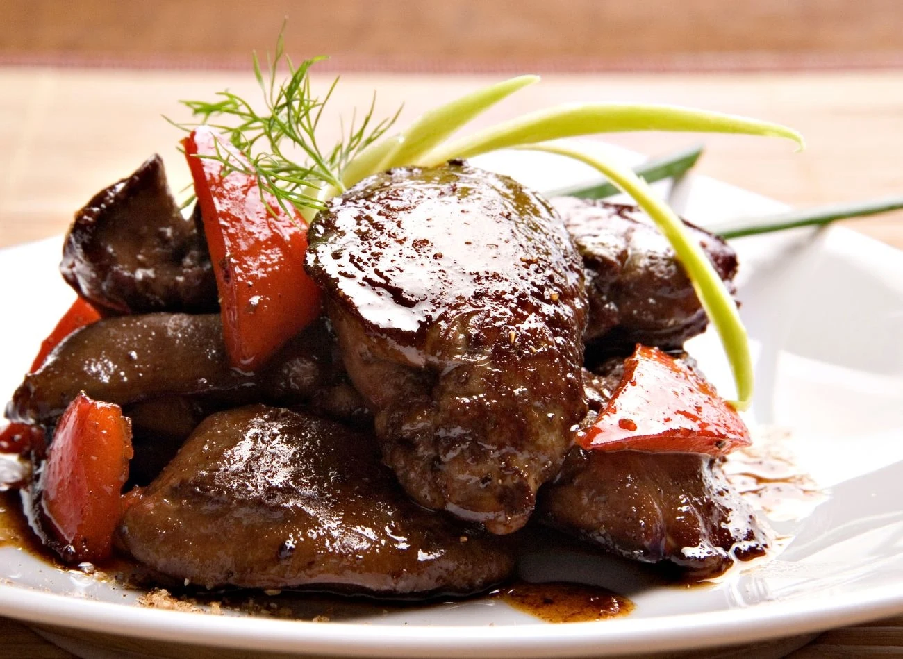 Kacza wątróbka pod względem zawartości składników pokarmowych dorównuje wątróbce wołowej. Jest jednak łagodniejsza w smaku Kacza wątróbka pod względem zawartości składników pokarmowych dorównuje wątróbce wołowej. Jest jednak łagodniejsza w smaku