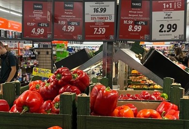 Dlaczego papryka w Lidlu i Biedronce jest tak zaskakująco tania?