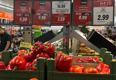 Dlaczego papryka w Lidlu i Biedronce jest tak zaskakująco tania?