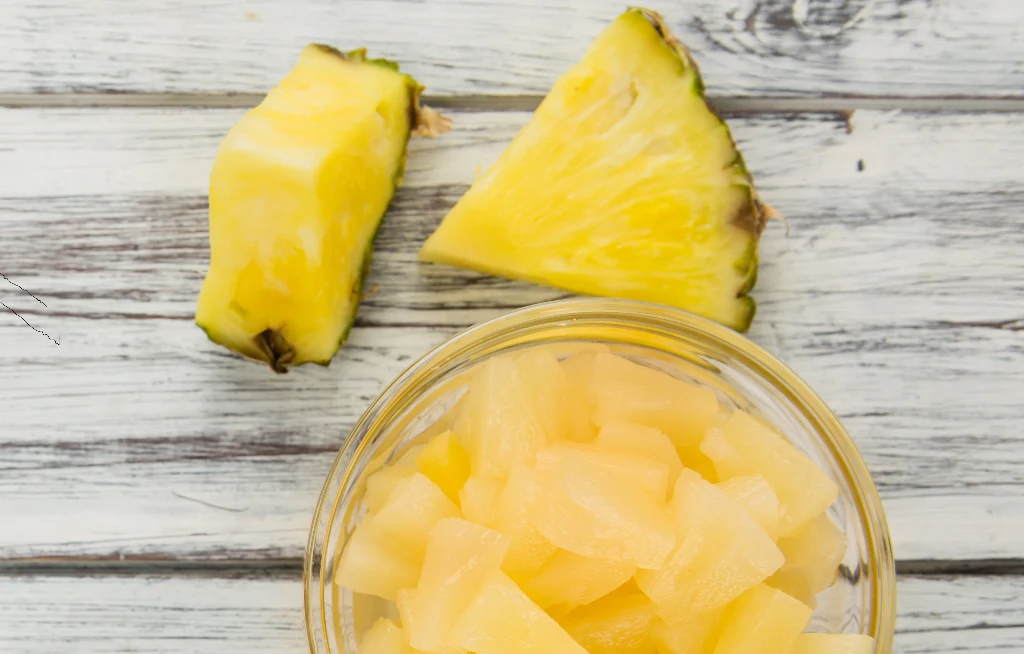 Czy ananas może pomóc w walce z bólem stawów? Okazuje się, że posiada pewien cenny składnik