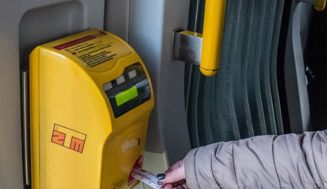 Osoby, które ukończyły 70. rok życia, podróżują komunikacją miejską całkowicie bezpłatnie