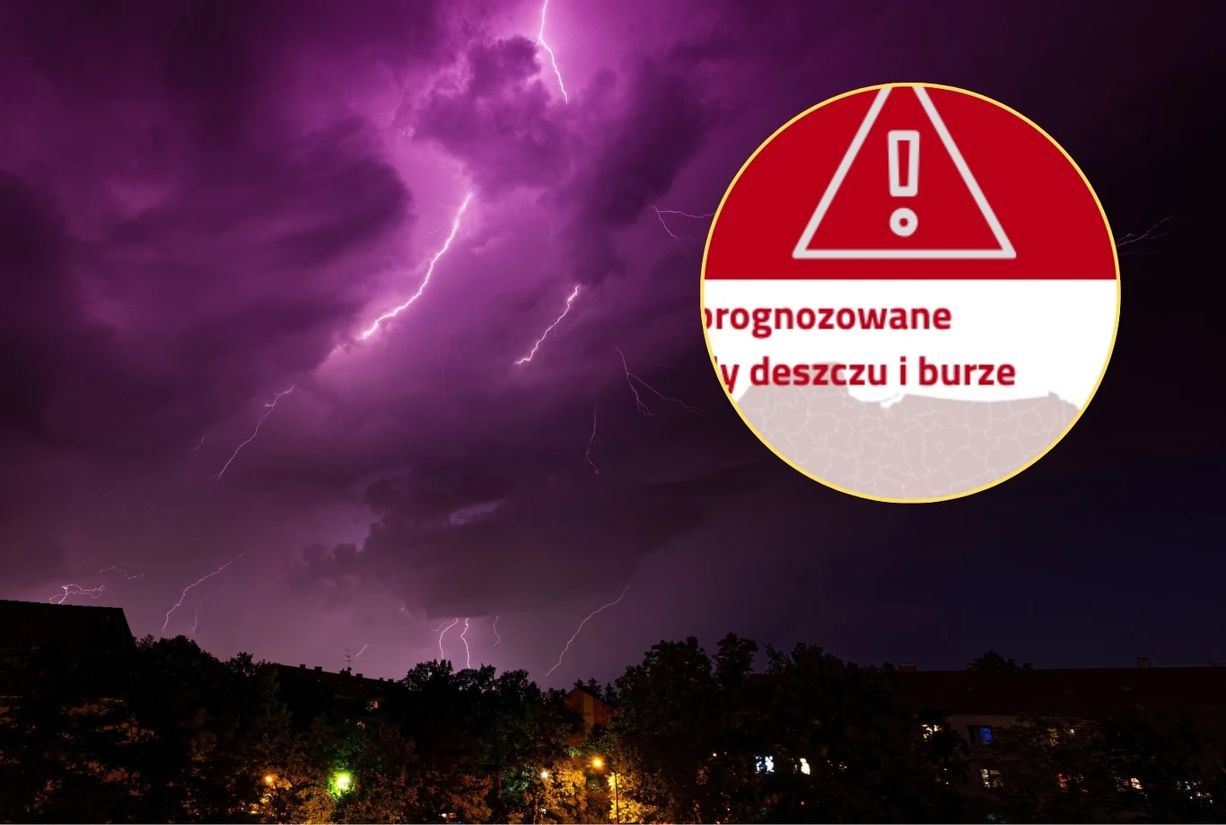 Burze i ulewy zagrażają wielu powiatom na południu Polski. Wydano nowy alert RCB Błyskawice rozświetlające nocne niebo podczas burzy, powyżej sylwetki drzew i budynków mieszkalnych, a na pierwszym planie okrągła grafika z symbolem ostrzeżenia i napisem prognozowane opady deszczu i burze.