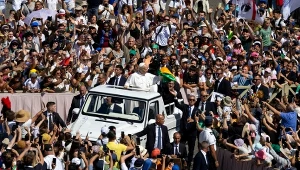 Papież potrącił w tłumie kamerzystę