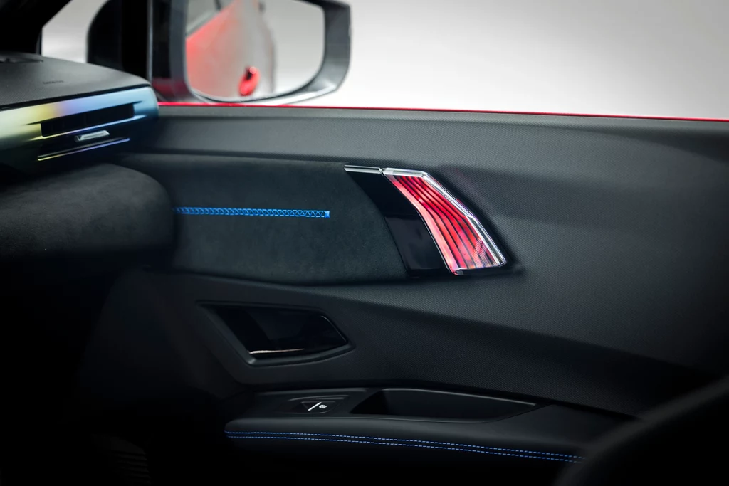 Pod względem dopracowania detali nowe Clio ma szanse być wzorem w swojej klasie Wnętrze drzwi samochodu z widocznym nowoczesnym panelem, eleganckim wykończeniem, ozdobnymi przeszyciami oraz przyciskami sterującymi szybą.