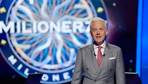 Hubert Urbański prowadzi teleturniej "Milionerzy" w Polsacie