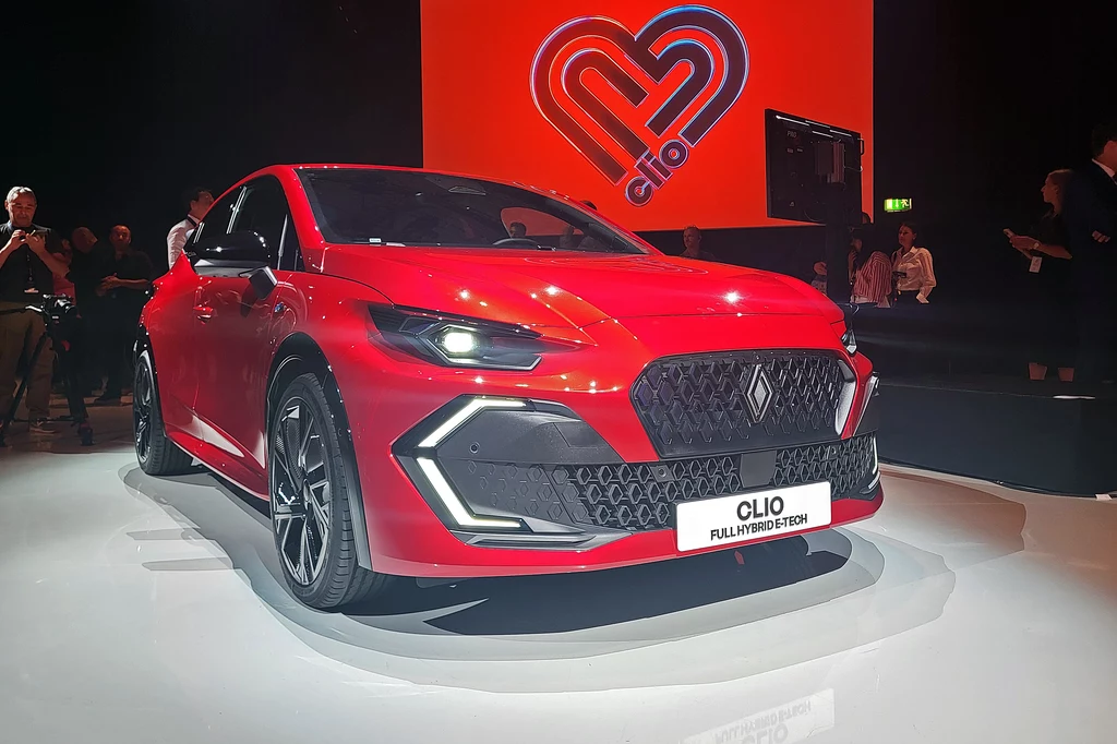 Renault Clio szóstej generacji zmieniło się nie do poznania; auto ma wyraźnie bardziej sportową stylizację pełną wyrazistych detali Renault Clio szóstej generacji zmieniło się nie do poznania; auto ma wyraźnie bardziej sportową stylizację pełną wyrazistych detali