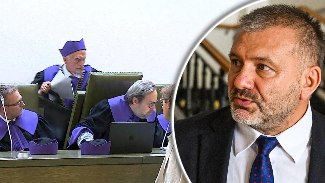 Waldemar Żurek komentuje awanturę w Trybunale Stanu Kilku sędziów w togach i biretach siedzi przy stole w sali sądowej, obok widoczny jest portret mężczyzny w garniturze i krawacie, z wyrazem skupienia na twarzy.