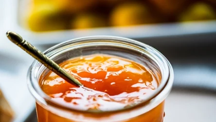 Dżem z brzoskwiń to idealny dodatek do kanapek i naleśników. 