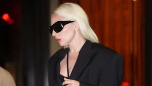 Mroczna Lady Gaga zmierza na nagranie programu. Patrzcie tylko na buty
