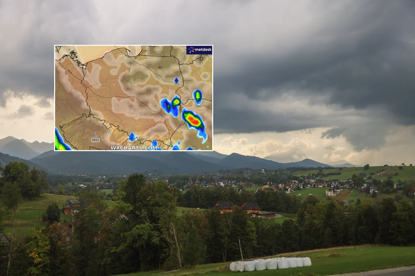 We wtorek najsilniejsze burze skupią się na południowej i wschodniej części Polski Nad górzystą okolicą z małą miejscowością rozpościera się ciemne, burzowe niebo, a w centralnej części umieszczona jest mapa prognozy burz z wyraźnie zaznaczonymi kolorowymi obszarami możliwych opadów i burz.