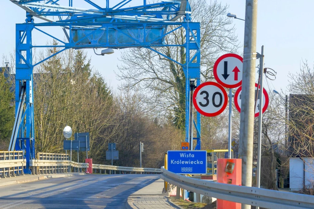 Widząc ten znak, powinniśmy ustąpić pierwszeństwa pojazdom z naprzeciwka.