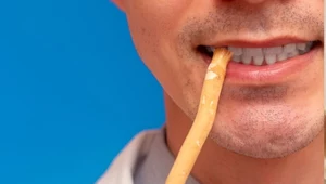 Szorują zęby drewnianym patyczkiem bez pasty. Stomatolodzy biją na alarm