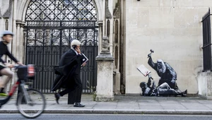 Szokujący mural Banksy’ego. Sędzia bije protestującego w Londynie 