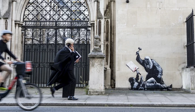 Krwawy mural Banksy’ego w Londynie. Sędzia bije protestującego