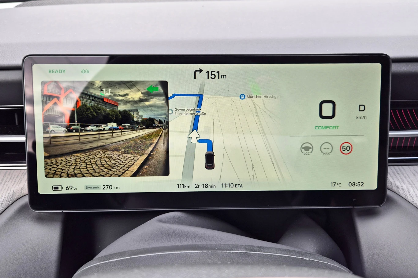 Ekran wskaźników ma 10,25 cala i pozwala na wybór kilku sposobów wyświetlania wskazań - między innymi z centralnie umieszczoną mapą. Po włączeniu kierunkowskazu pojawia się tu także obraz z bocznych kamer Nowoczesny ekran nawigacji samochodowej wyświetlający mapę z trasą, widok z kamery cofania, parametry jazdy takie jak prędkość, tryb jazdy oraz informacje o czasie dojazdu i odległości.