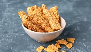 Domowe sezamki bez cukru to świetna przekąska, kiedy mamy ochotę na coś słodkiego.