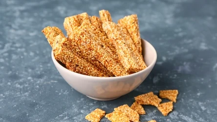 Domowe sezamki bez cukru to świetna przekąska, kiedy mamy ochotę na coś słodkiego.