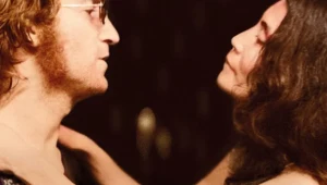 W łóżku z Lennonem, Yoko i... pilotem od telewizora