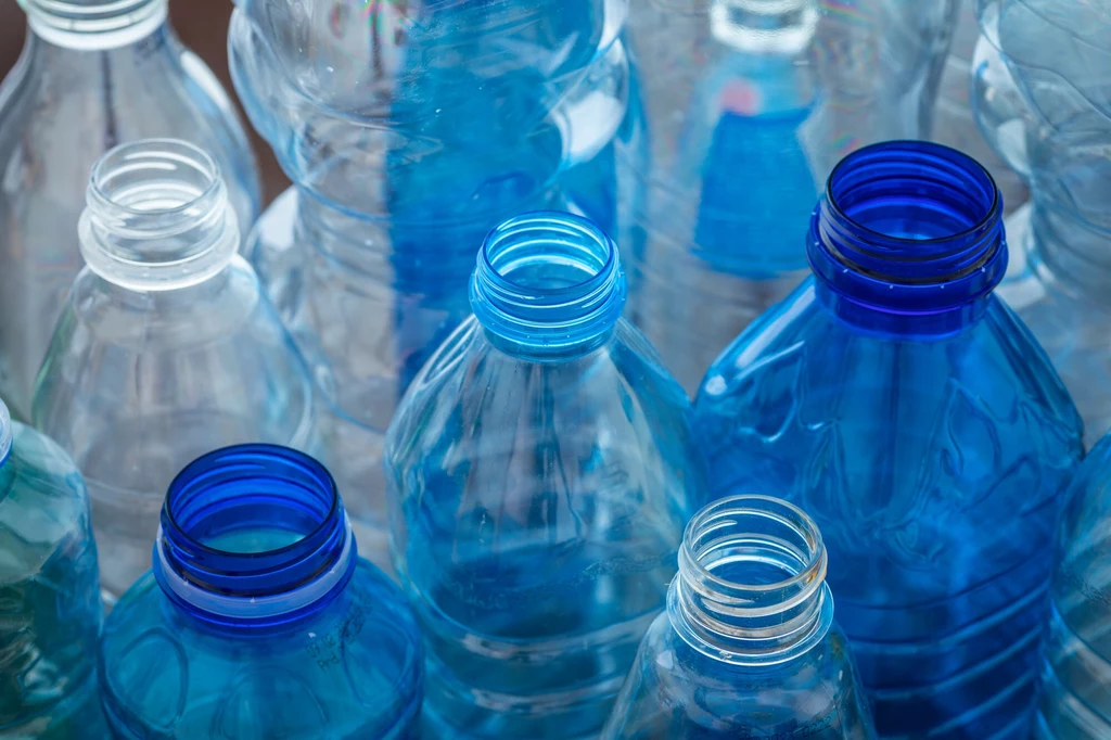 Systemem kaucyjnym są objęte m.in. plastikowe butelki. Systemem kaucyjnym są objęte m.in. plastikowe butelki.