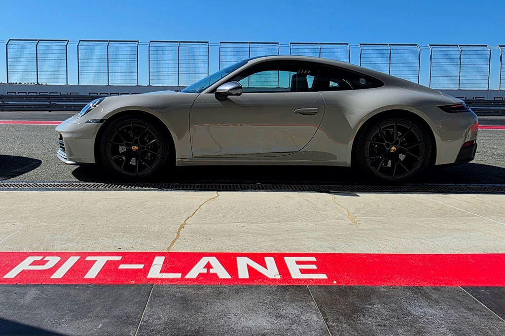 Porsche 911 Carrera T to odchudzona wersja z manualną skrzynią biegów