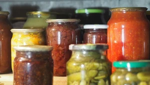 Brudne słoiki wyrzucaj w ten sposób. Pracownicy sortowni apelują