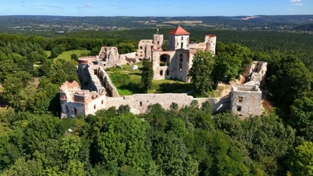 Zamek Tenczyn robi wrażenie nawet z odległości. To wyjątkowe miejsce na mapie Polski