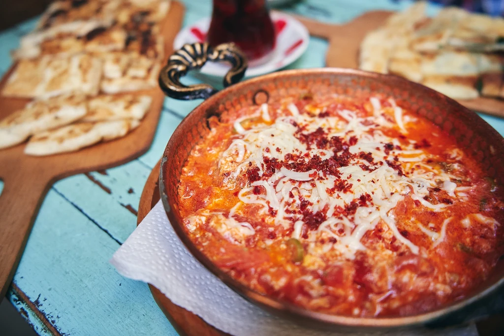 Poznaj menemen. Idealne danie na leniwe poranki Poznaj menemen. Idealne danie na leniwe poranki