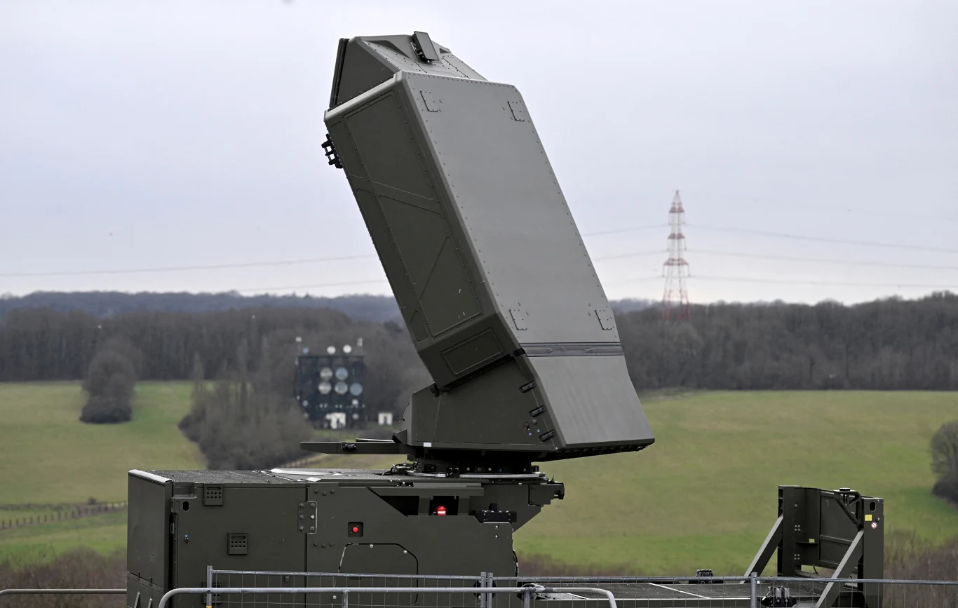 Francuski koncern zbrojeniowy Thales i ukraińska korporacja Ukroboronprom utworzyły spółkę joint venture Wielkogabarytowy radar wojskowy ustawiony na otwartej przestrzeni, z widoczną zieloną łąką i drzewami w tle; w oddali maszt wysokiego napięcia oraz dodatkowa instalacja technologiczna.