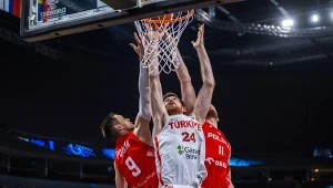 To była zacięta walka pod koszem międyz Polakami i Turkami