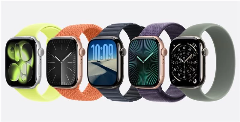 Apple Watch series 11 będzie dostępny w różnych kolorach. Pięć nowoczesnych smartwatchy z różnorodnymi paskami i wyświetlaczami ustawionych obok siebie na jasnym tle, prezentujących różne kolory pasków i tarcze zegarków.