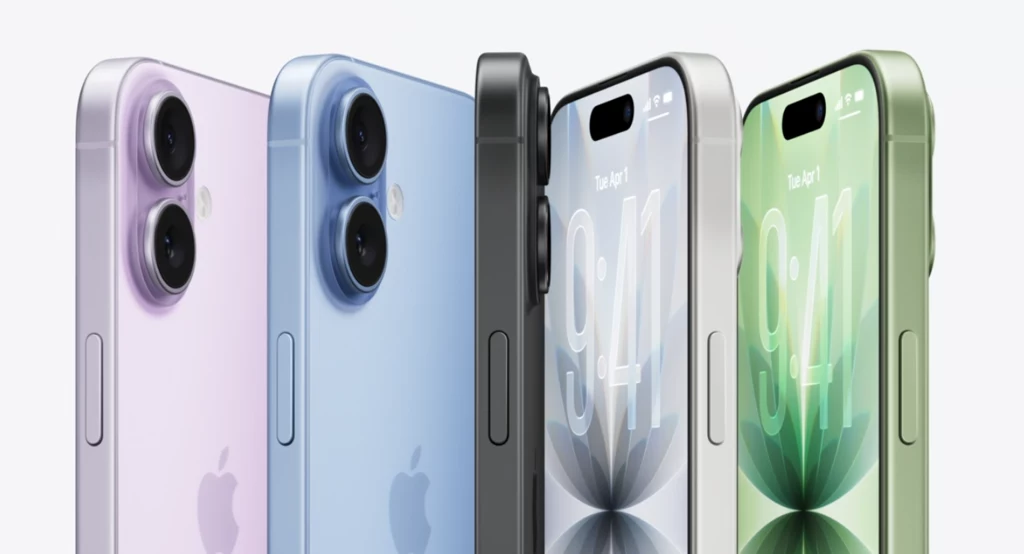 Cztery nowoczesne smartfony Apple w różnych pastelowych kolorach ustawione obok siebie, wyeksponowane wyświetlacze z widocznym zegarem, po bokach widoczne podwójne aparaty fotograficzne.