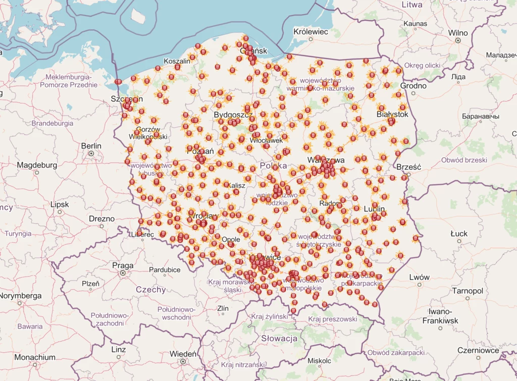 Stworzona przez Państwową Straż Pożarną aplikacja SCHRONY pomoże znaleźć najbliższe miejsce schronienia Mapa Polski z naniesionymi setkami punktów oznaczonych czerwonymi wskaźnikami, które są równomiernie rozmieszczone na obszarze całego kraju i wskazują konkretne lokalizacje.