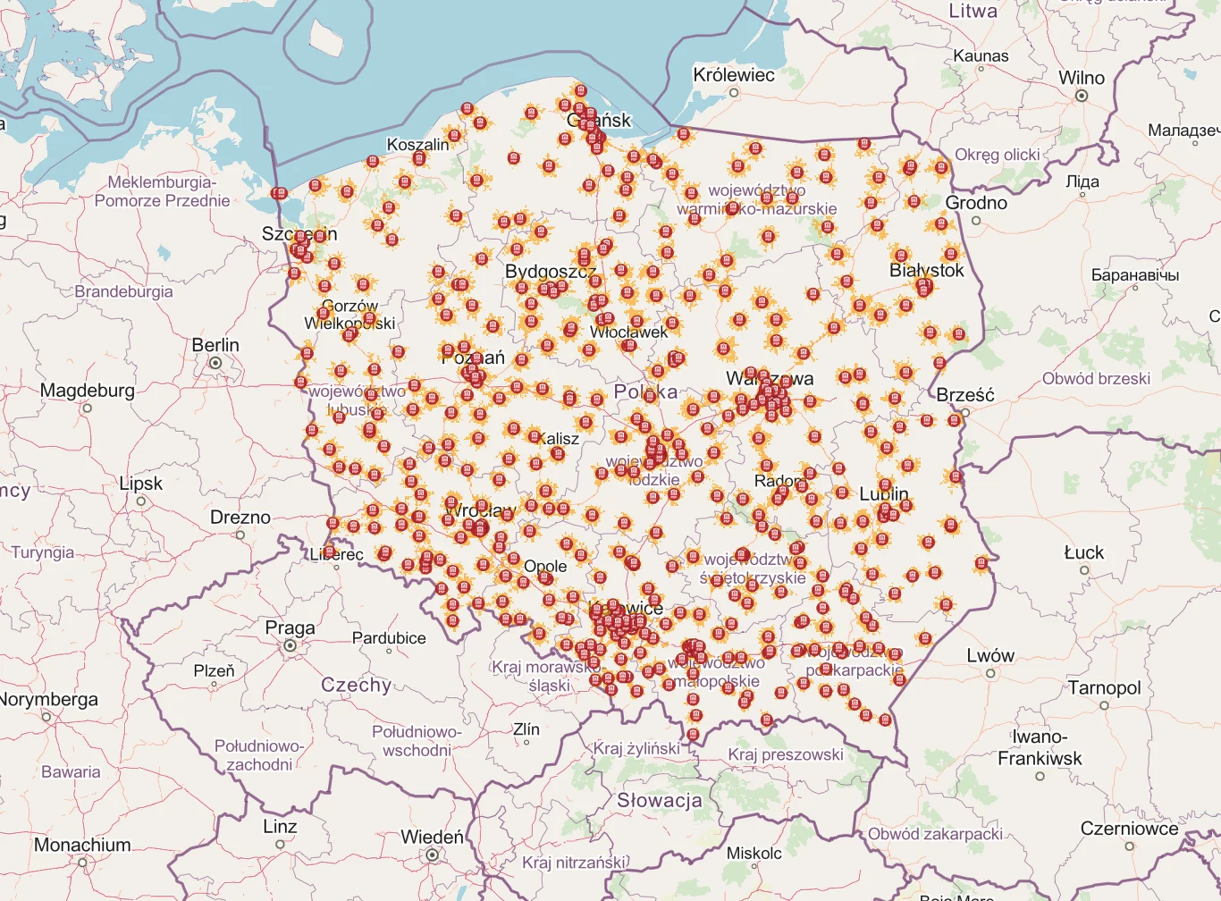 Mapa Polski z naniesionymi setkami punktów oznaczonych czerwonymi wskaźnikami, które są równomiernie rozmieszczone na obszarze całego kraju i wskazują konkretne lokalizacje.