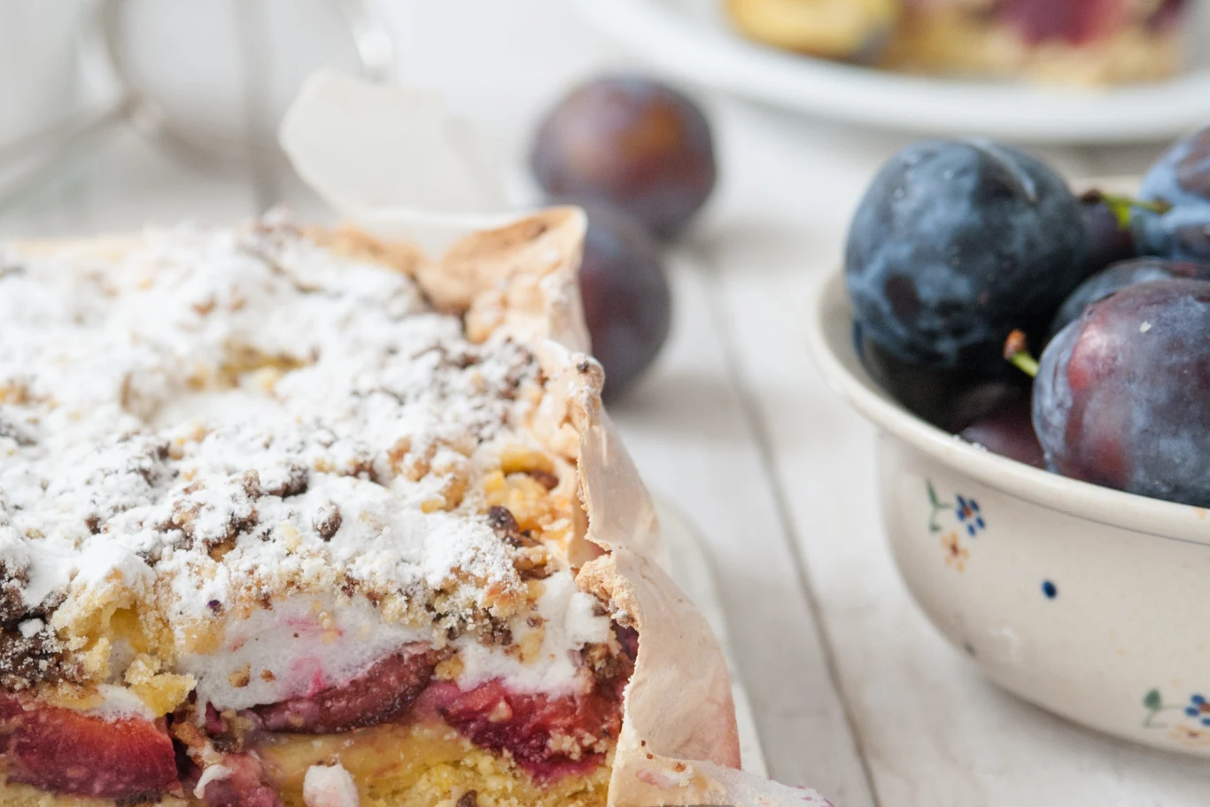 Ciasto ze śliwkami na kruchym spodzie i bezową pianką. Jak je przygotować?