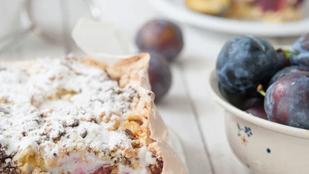 Ciasto ze śliwkami na kruchym spodzie i bezową pianką. Jak je przygotować?