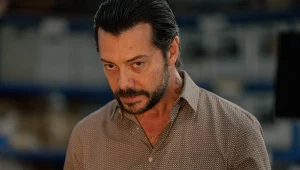 Alvaro Morte w serialu "Dwa groby"