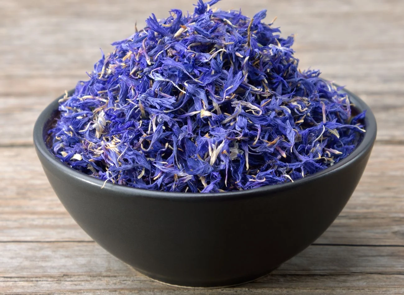 Herbata z kwiatów chabru bławatka działa relaksująco, pobudza trawienie i łagodzi stany zapalne Herbata z kwiatów chabru bławatka działa relaksująco, pobudza trawienie i łagodzi stany zapalne