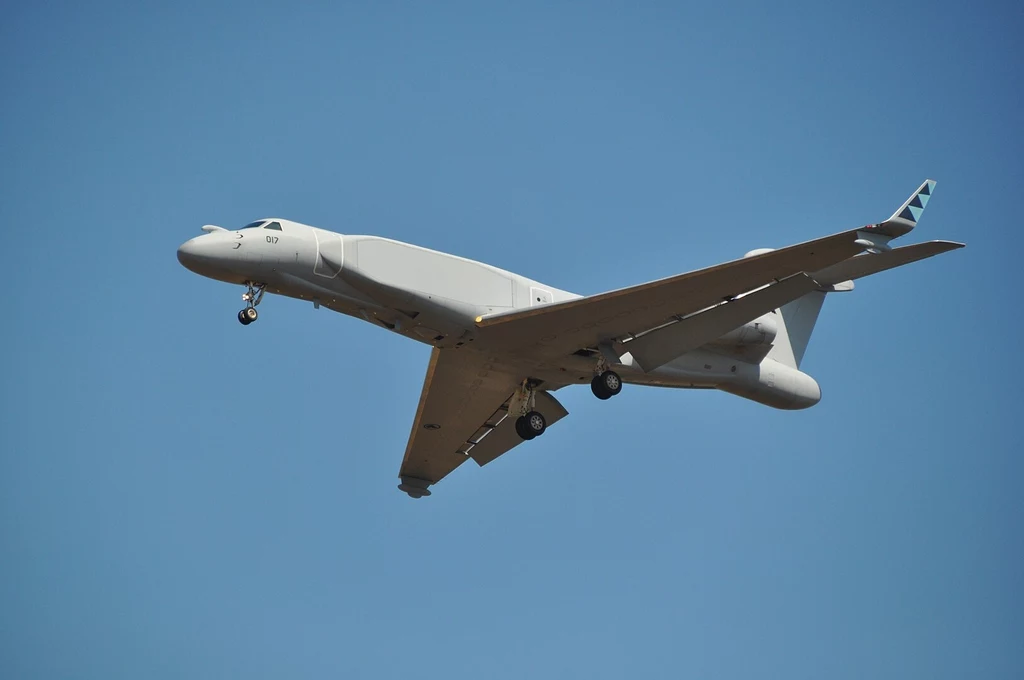 Gulfstream G550 CAEW Wojskowy samolot odrzutowy na tle czystego, błękitnego nieba, podwozie opuszczone, maszyna przygotowuje się do lądowania.