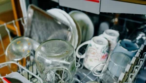 Wyciągasz ze zmywarki niedomyte naczynia? To przez popularny błąd