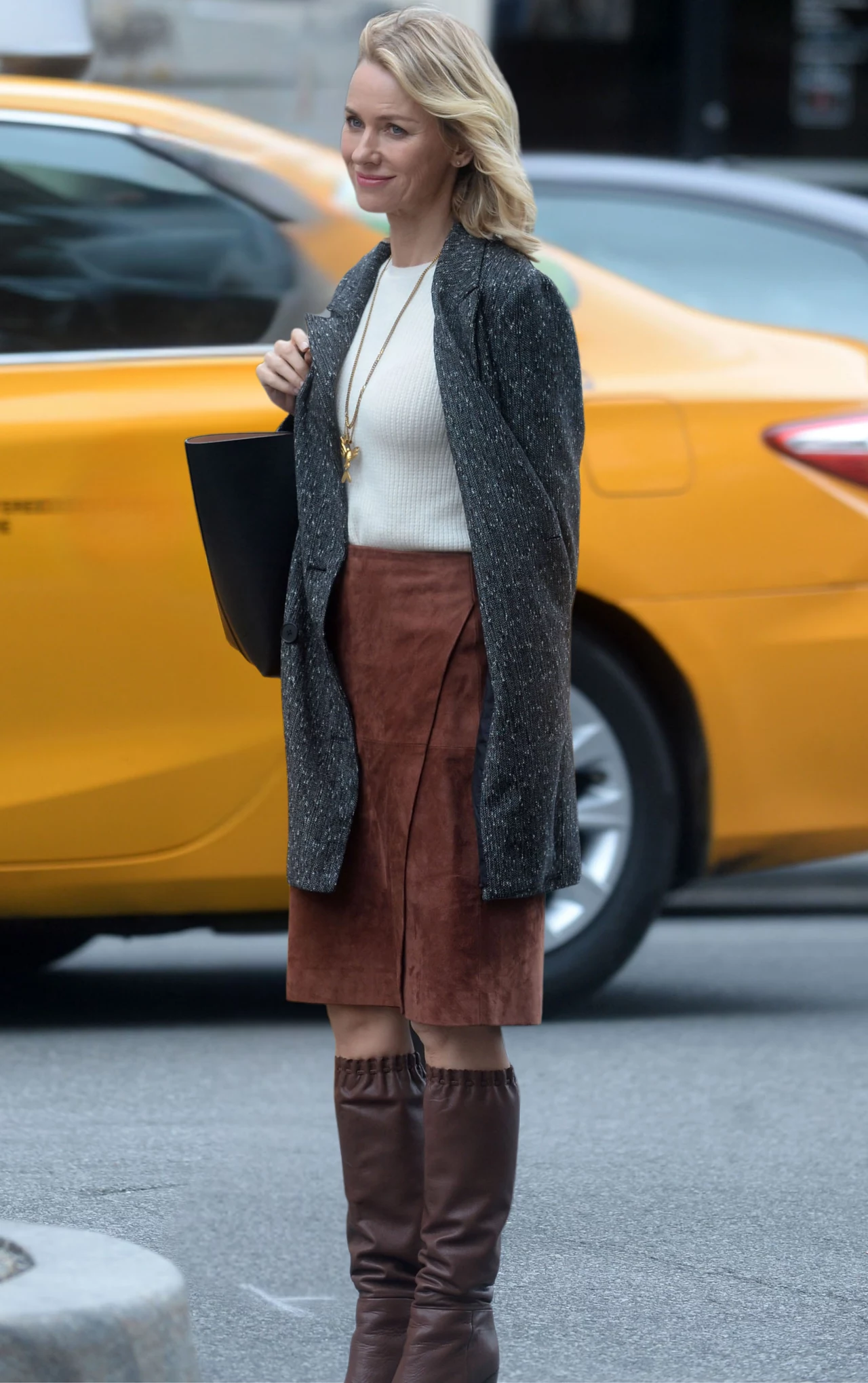 Naomi Watts również nosi zamszowe spódnice