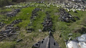 Zniszczony rosyjski dron na cmentarzysku amunicji w Charkowie 