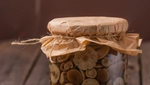 Te marynowane grzybki nie mają sobie równych. Robotę robi dodatek na ostro