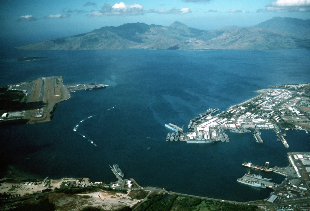 Zdjęcie lotnicze US Naval Base Subic Bay (po prawej) i Naval Air Station Cubi Point (po lewej) z 1990 r.