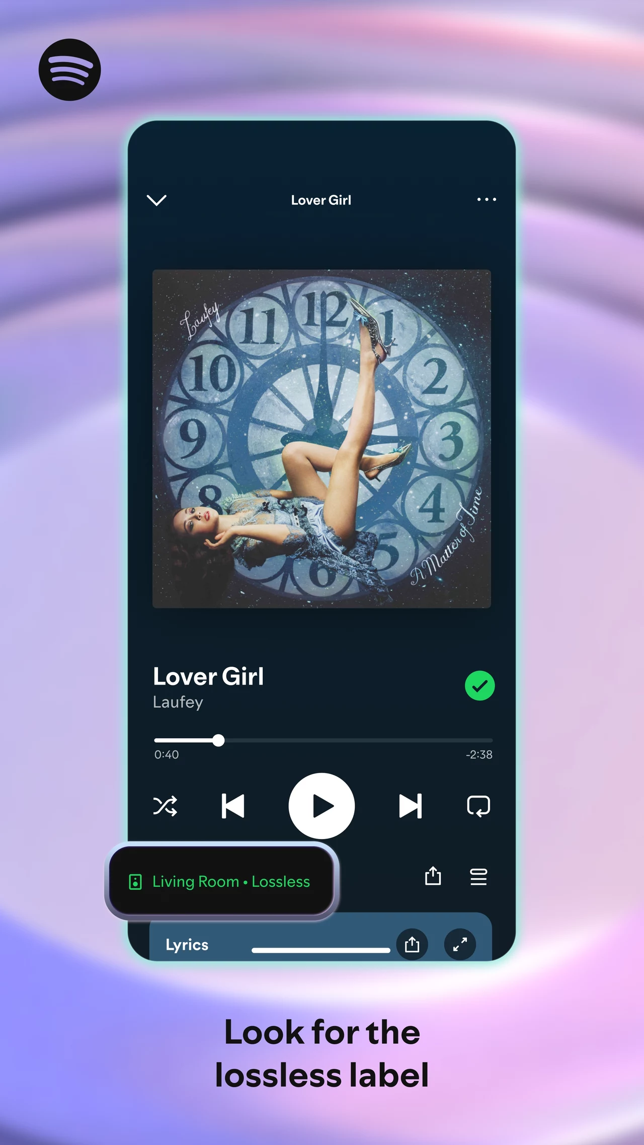 Ekran aplikacji Spotify z wyświetloną okładką albumu przedstawiającą kobietę na tle dużego zegara, pod spodem utwór Lover Girl wykonawcy Laufey oraz ikona trybu odtwarzania lossless na urządzeniu Living Room, całość na fioletowo-różowym tle.