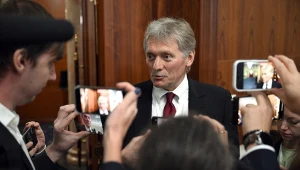 Prawa ręka Putina nabiera wody w usta. W tle wydarzenia w Polsce