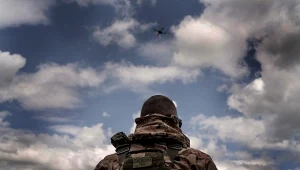 Wczoraj migranci, dziś drony. Ale wojna przecież ta sama