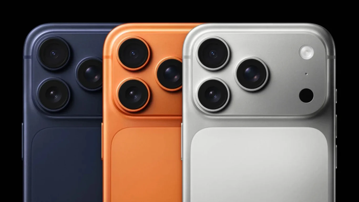 Apple iPhone 17 Pro i Max na Black Weeks tańsze o kilkaset złotych. Trzy smartfony nowoczesnej konstrukcji w kolorach granatowym, pomarańczowym i srebrnym ustawione obok siebie, eksponujące tylny panel z trzema dużymi obiektywami aparatów fotograficznych oraz lampą błyskową.