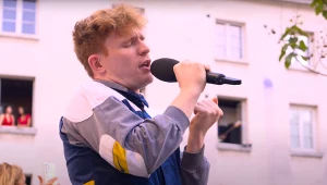 Mickey Callisto we flash mobie "Bohemian Rhapsody" z Paryża